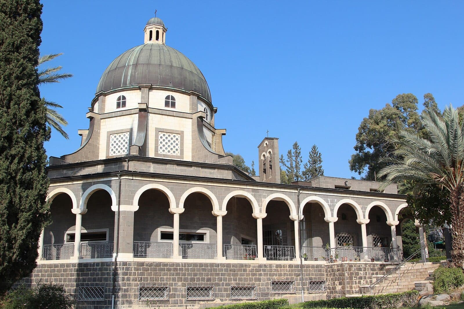 The domed Church of the Beatitudes and its arched cloister under a clear sky